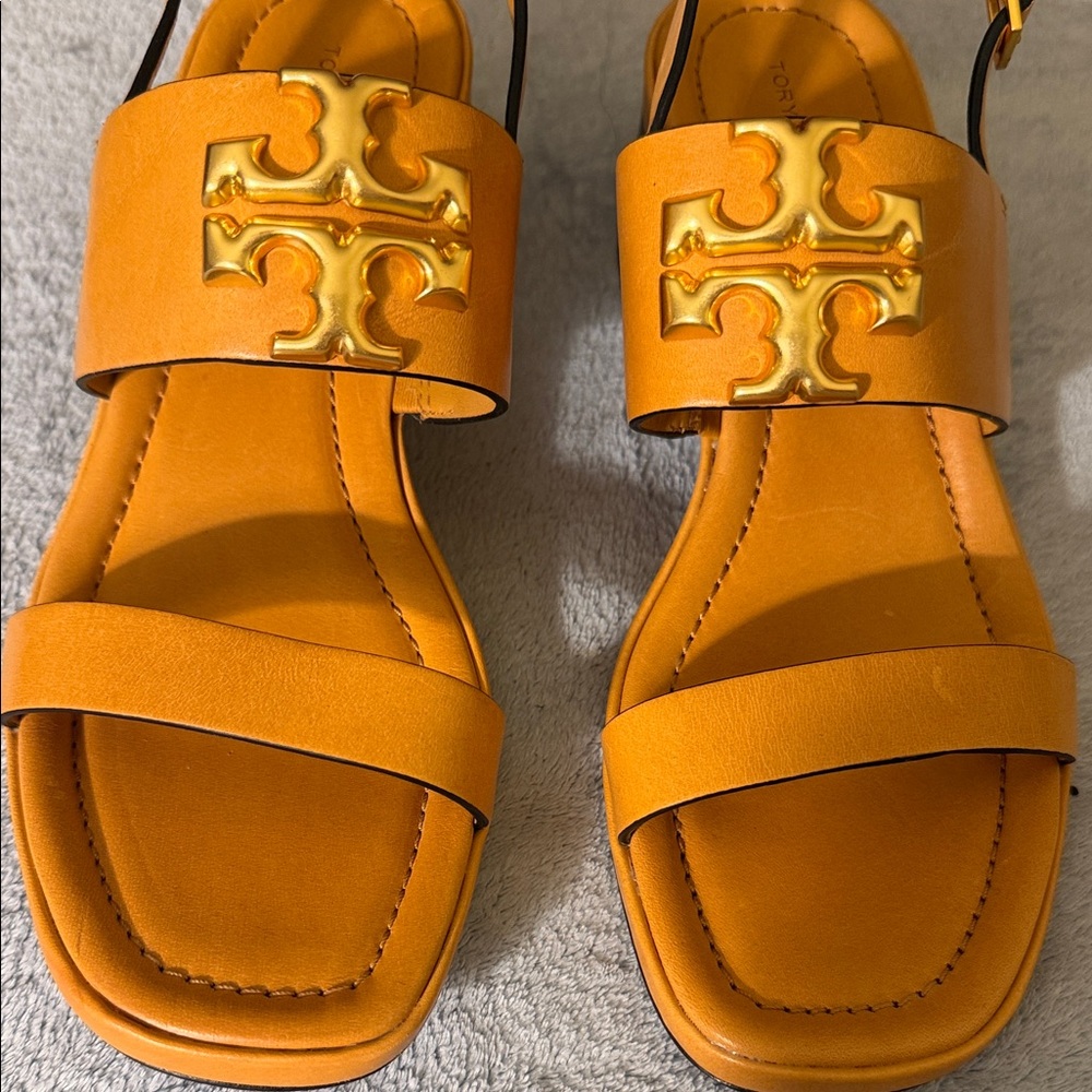 Tory Burch Orange Leather Logo Slingback Sandals with Gold Emblem - Picture 2 of 9